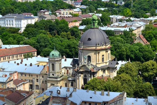 LVIV, UCRÂNIA - JUNHO 29, 2015: vista de cima da paisagem urbana do centro de Lviv — Fotografia de Stock