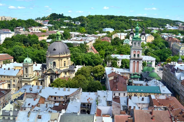 LVIV, UCRÂNIA - JUNHO 29, 2015: vista de cima da paisagem urbana do centro de Lviv — Fotografia de Stock