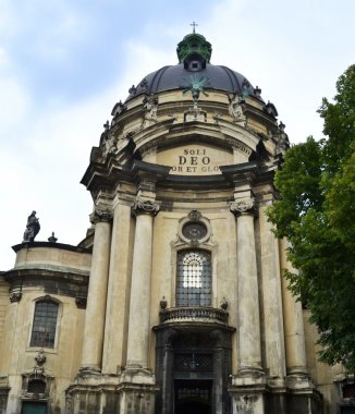 Lviv, Ukrayna - 29 Haziran 2015: Dominik kilise ve manastır ana cephesi