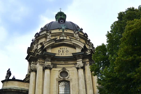 LVIV, UCRANIA - 29 de junio de 2015: La fachada principal de la iglesia y el monasterio dominicanos — Foto de Stock