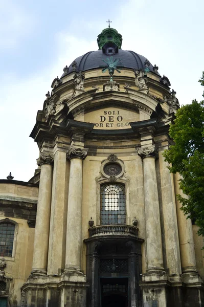 LVIV, UKRAINE - JUNE 29, 2015: The main facade of Dominican church and monastery — Stock Photo, Image