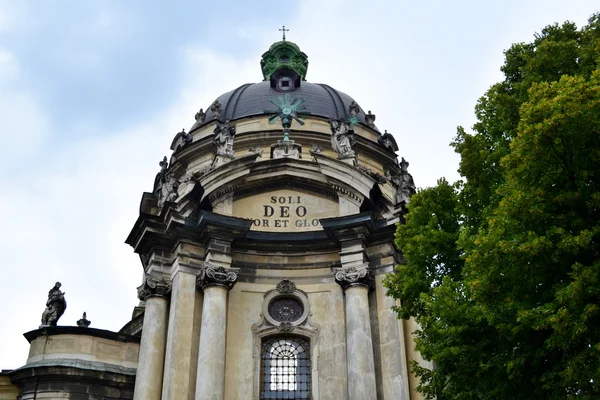 LVIV, UCRANIA - 29 de junio de 2015: La fachada principal de la iglesia y el monasterio dominicanos — Foto de Stock