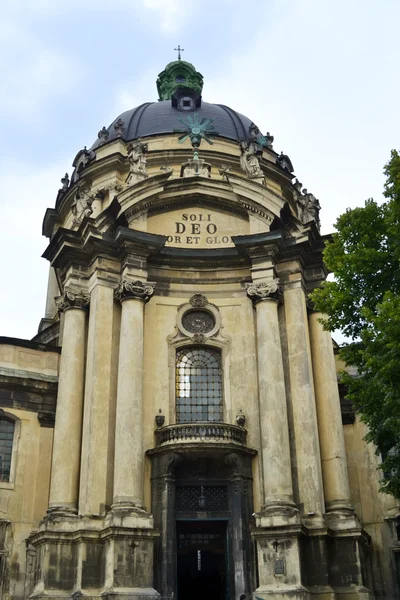 LVIV, UCRANIA - 29 de junio de 2015: La fachada principal de la iglesia y el monasterio dominicanos —  Fotos de Stock