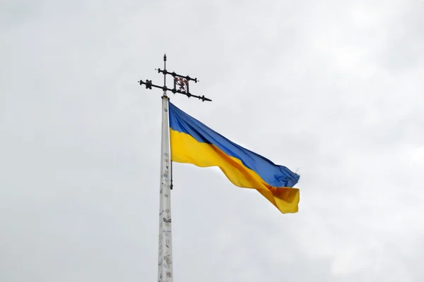 Le drapeau national jaune et bleu de l'Ukraine sur le ciel et les nuages — Photo