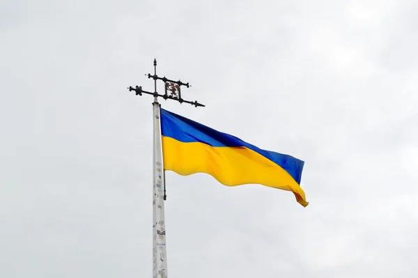 Le drapeau national jaune et bleu de l'Ukraine sur le ciel et les nuages — Photo