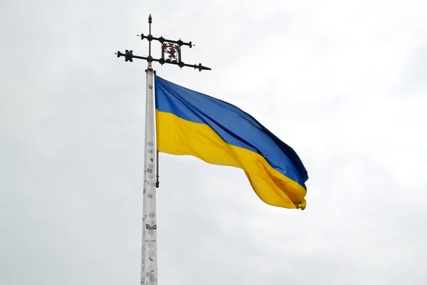 Le drapeau national jaune et bleu de l'Ukraine sur le ciel et les nuages — Photo