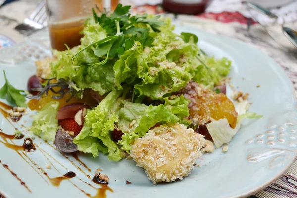 Ensalada saludable con uvas, bayas y queso a la plancha —  Fotos de Stock