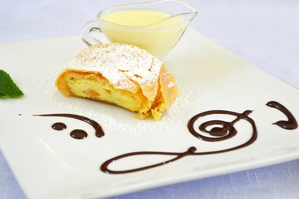 Apple strudel with vanilla cream and mint — Stock Photo, Image