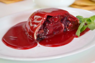 dondurma ve nane ile vişne strudel