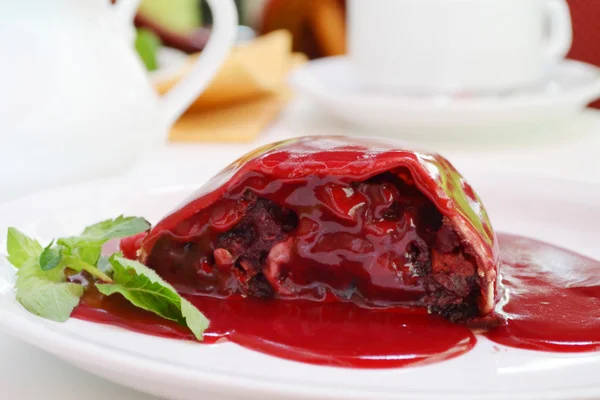 Strudel de cereza con helado y menta — Foto de Stock