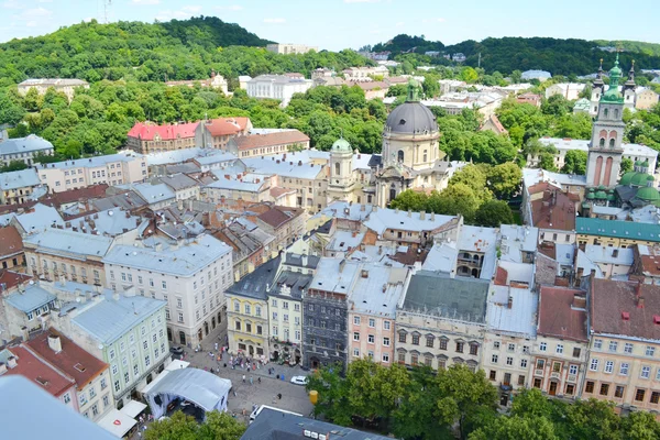 LVIV, UCRÂNIA - JUNHO 29, 2015: vista de cima da paisagem urbana do centro de Lviv — Fotografia de Stock