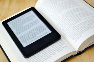 Kitap okuyucu ve bir eski moda kitap