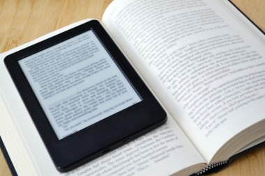 Kitap okuyucu ve bir eski moda kitap