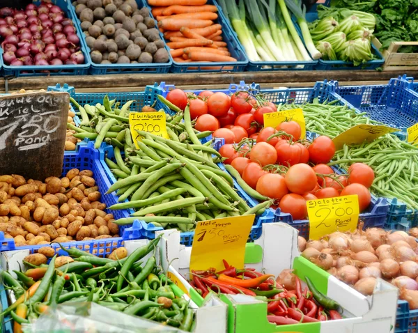 Produtos hortícolas no mercado da mercearia — Fotografia de Stock