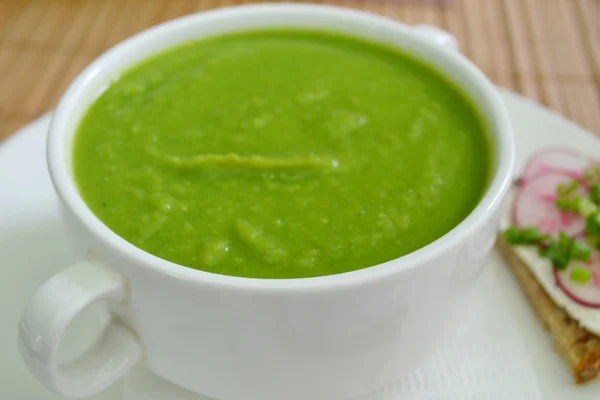 Groene crème soep gemaakt van spinazie met radijs — Stockfoto
