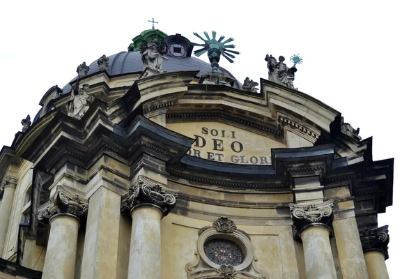 La fachada principal de la iglesia y el monasterio dominicanos —  Fotos de Stock