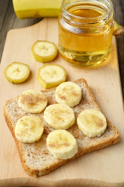 Roti panggang sehat dengan pisang, kayu manis dan madu — Stok Foto