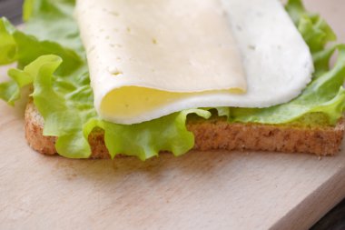 Büyük vejetaryen sandviç peynir ve marul salatası ile