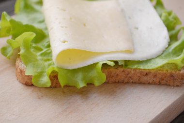 Büyük vejetaryen sandviç peynir ve marul salatası ile