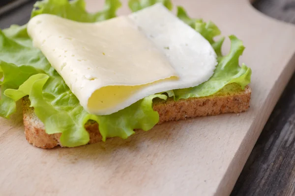 Sandwich vegetarian mare cu salată de brânză și salată verde — Fotografie, imagine de stoc