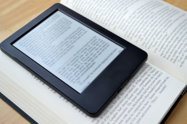 Kitap okuyucu ve bir eski moda kitap