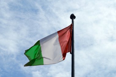 İtalya üzerinde parlak mavi gökyüzü sallayarak ulusal bayrak