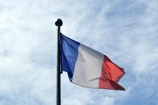 Drapeau national de France agitant le ciel bleu vif — Photo