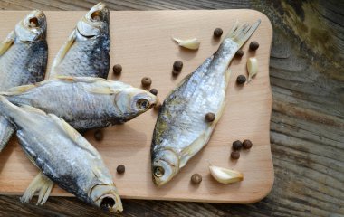 Tuzlu stockfish cod gaarlic ve biber ile ahşap tahta üzerinde