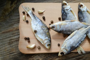 Tuzlu stockfish cod gaarlic ve biber ile ahşap tahta üzerinde