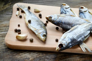 Tuzlu stockfish cod gaarlic ve biber ile ahşap tahta üzerinde