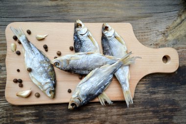 Tuzlu stockfish cod gaarlic ve biber ile ahşap tahta üzerinde