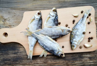 Tuzlu stockfish cod gaarlic ve biber ile ahşap tahta üzerinde