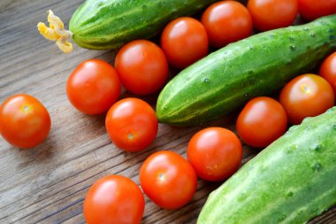 Organik salatalık ve domates ahşap tablo ile sağlıklı beslenme kavramı