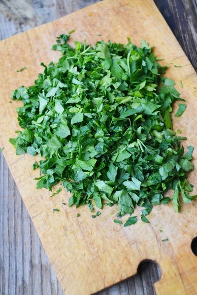 Salsa verde fresca picada em tábua de madeira — Fotografia de Stock