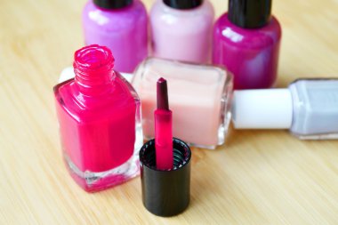 Bir şişe pembe oje portre