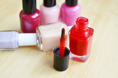 bir şişe kırmızı oje portre