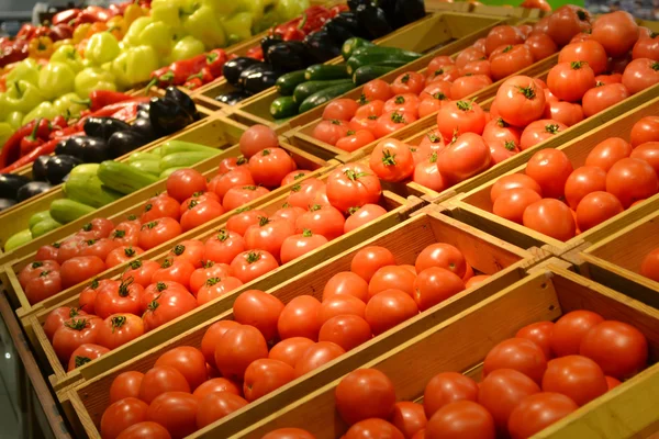 Овочі в продуктовому магазині — стокове фото