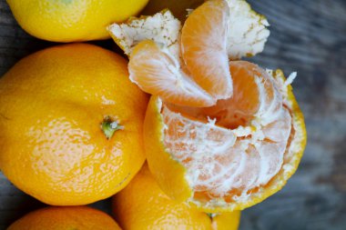 Tatlı ve ahşap masa üzerinde parlak mandalina