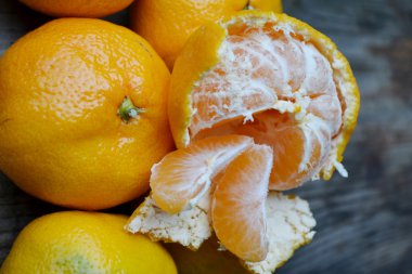 Tatlı ve ahşap masa üzerinde parlak mandalina