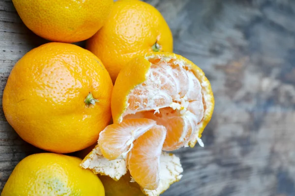 Sweet and bright tangerines on wooden table — Stock Photo, Image