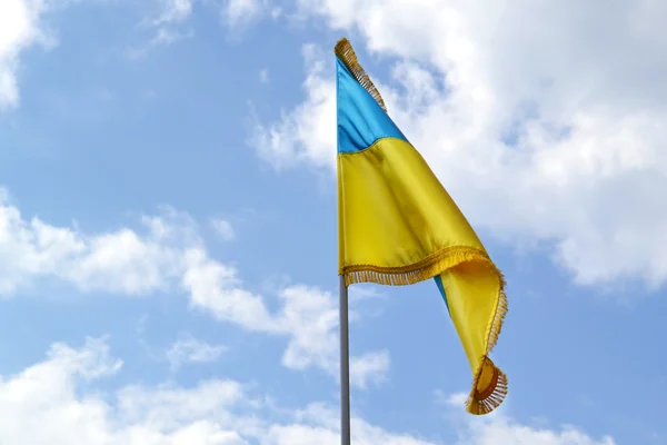 Le drapeau national jaune et bleu de l'Ukraine sur le ciel et les nuages — Photo