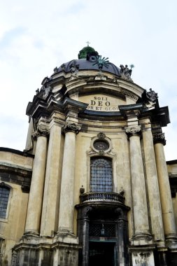 Lviv, Ukrayna - 29 Haziran 2015 Dominik kilise ve manastır ana Cephesi
