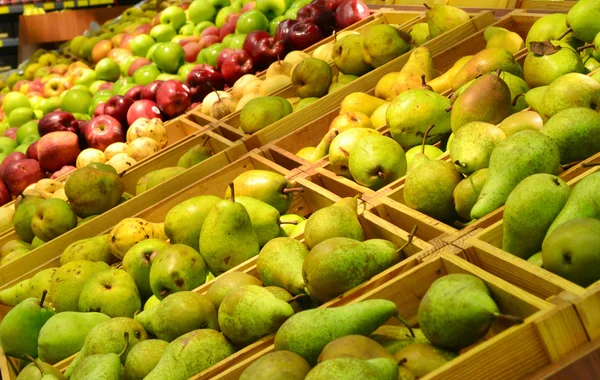 Овочі та фрукти в продуктовому магазині — стокове фото