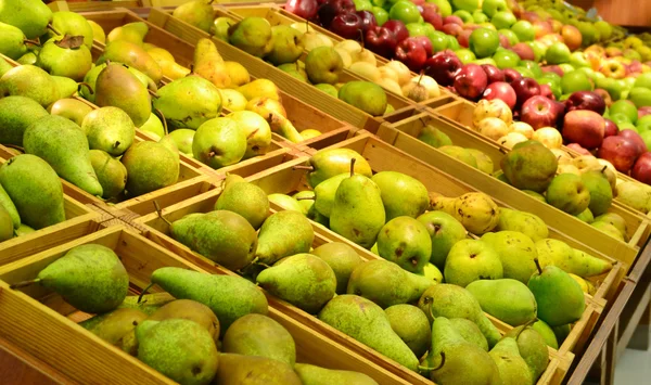 Овочі та фрукти в продуктовому магазині — стокове фото