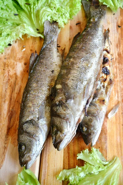 Tavola di legno con pesce merluzzo alla griglia — Foto Stock