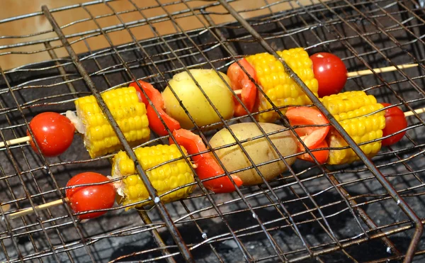 Gegrillter Mais und Kirschtomaten — Stockfoto