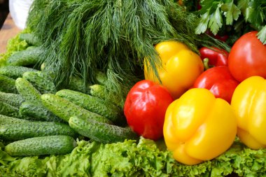 Farklı sebze - bel biber, cucmbers, domates ve otlar - ahşap masa