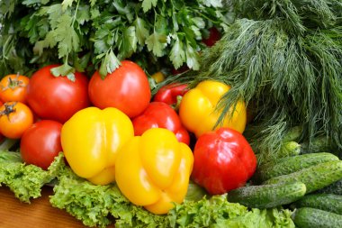 Farklı sebze - bel biber, cucmbers, domates ve otlar - ahşap masa