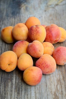 Bir sürü parlak turuncu kayısı