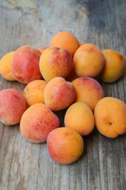 Bir sürü parlak turuncu kayısı